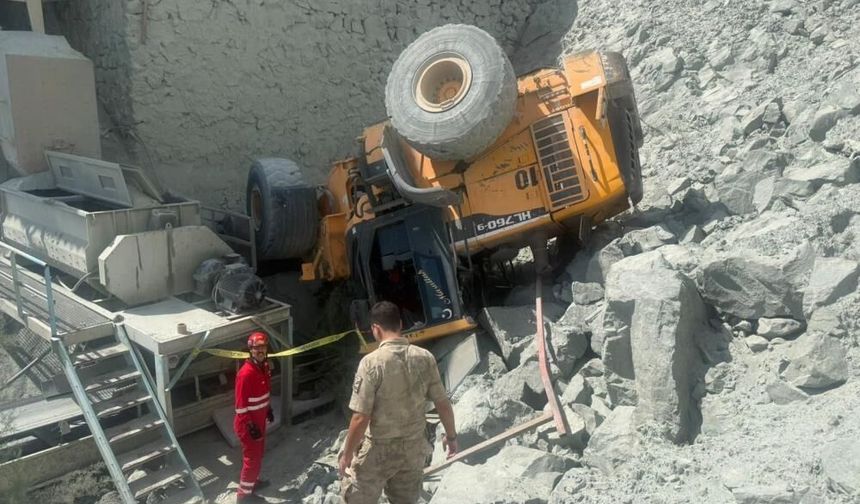 6 metrelik duvardan düşen iş makinesinin işçisi yaşamını yitirdi