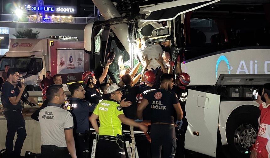 Yolcu otobüsü alt geçitte duvara çarptı: çok sayıda yaralı var