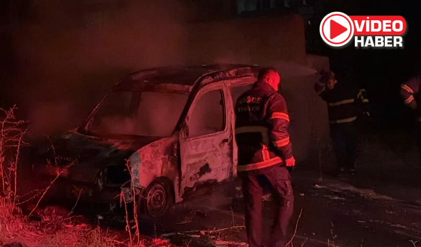 Niğde'de hafif ticari araç alevlere teslim oldu