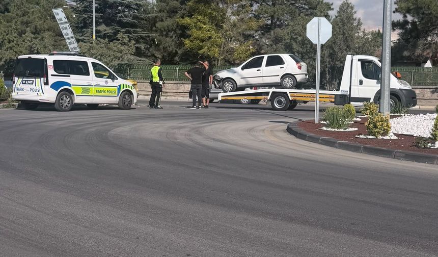 Karayolları önünde araç refüje çıktı