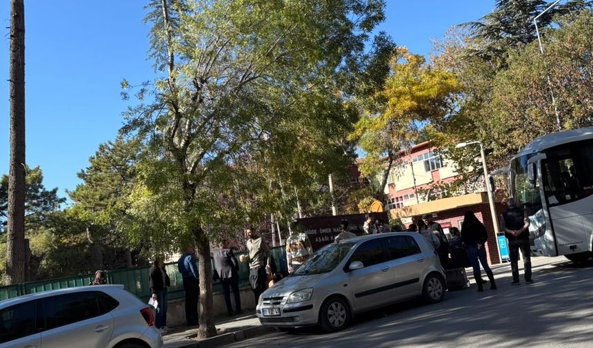 Niğde’de KPSS heyecanı: Öğrenciler içeride, aileler dışarıda ter döktü