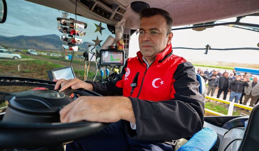 Vali Akmeşe Altunhisar'da patates hasadına katıldı
