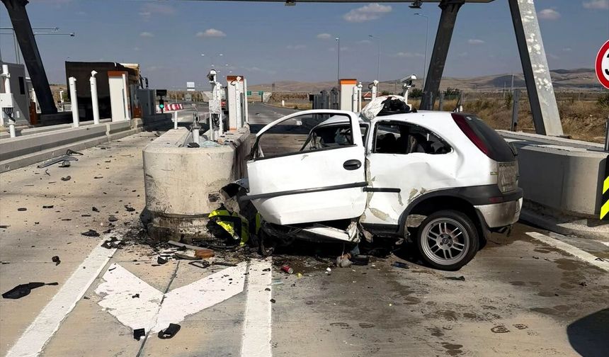 Otomobil, beton bariyerlere çarptı! 24 yaşındaki sürücüden acı haber