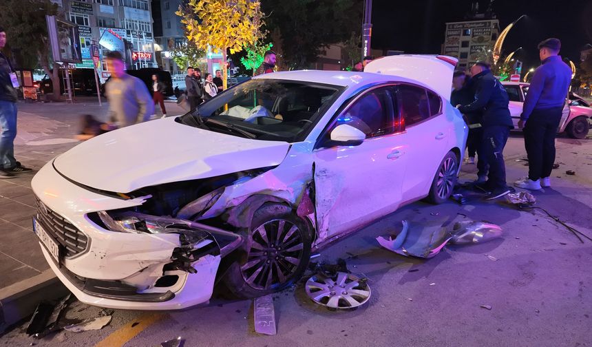 Niğde’de iki otomobil çarpıştı: 1 yaralı