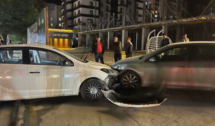 Niğde’de otomobil önce direğe, sonra araca çarptı