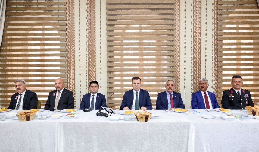 Vali Nedim Akmeşe, muhtarlarla bir araya geldi