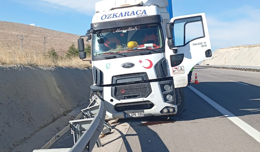 Niğde-Pozantı Otoyolu’nda çekici bariyerlere çarptı