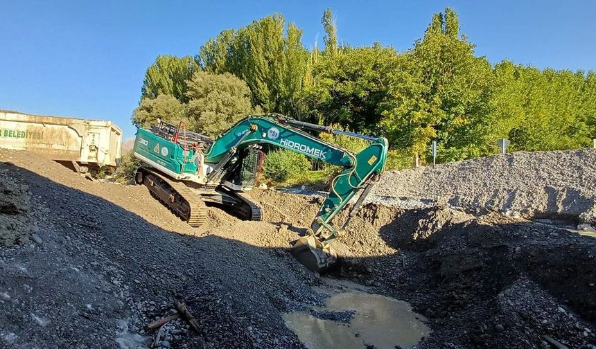 Niğde’de dere ve kanal temizliği çalışmaları devam ediyor