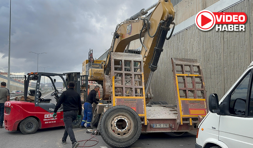 Niğde'de iş makinesi yüklü tır alt geçide sıkıştı