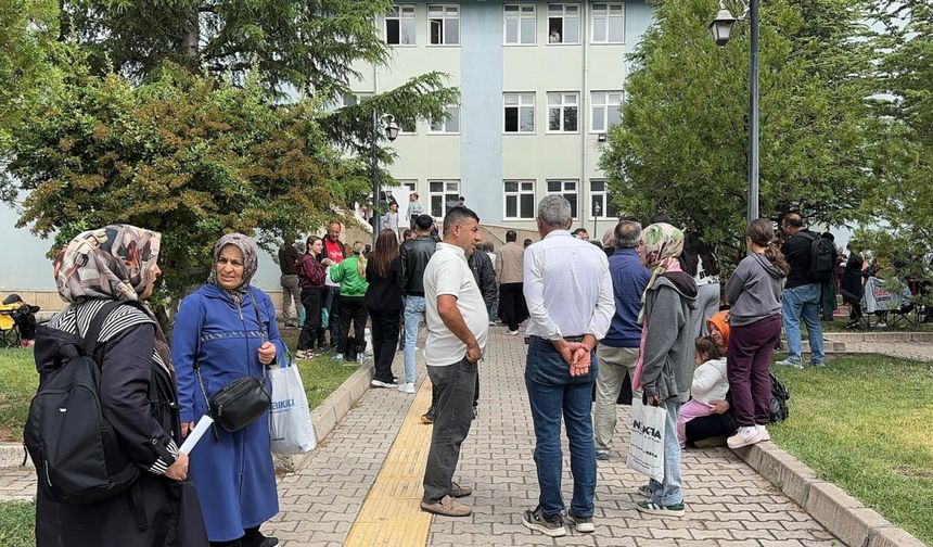 Adaylar içerde, aileler dışarda ter döktü