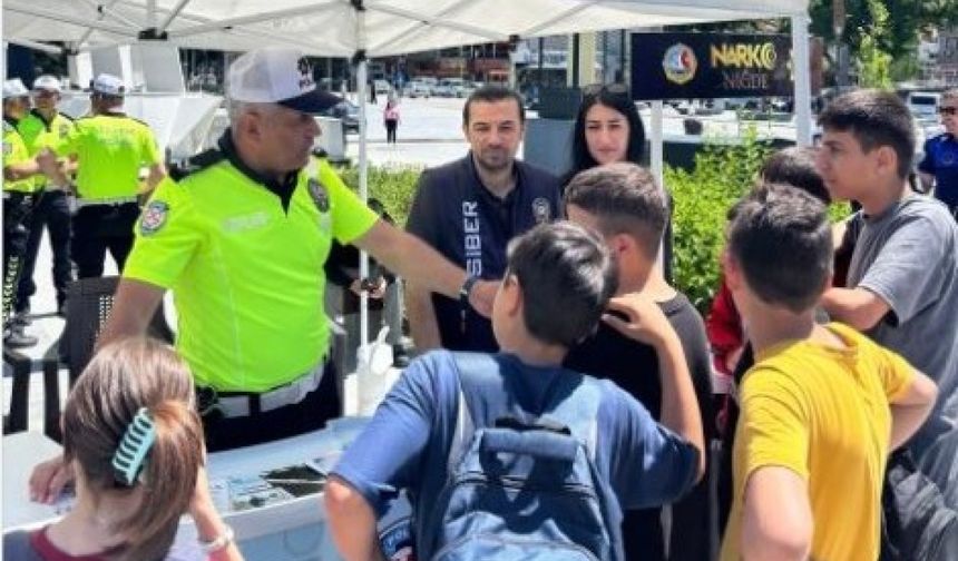 Trafik ekipleri bilim fuarında öğrencileri bilgilendirdi