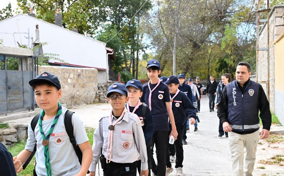 Niğde Emniyet Müdürlüğünden çocuk ve gençlere yönelik doğa yürüyüşü etkinliği