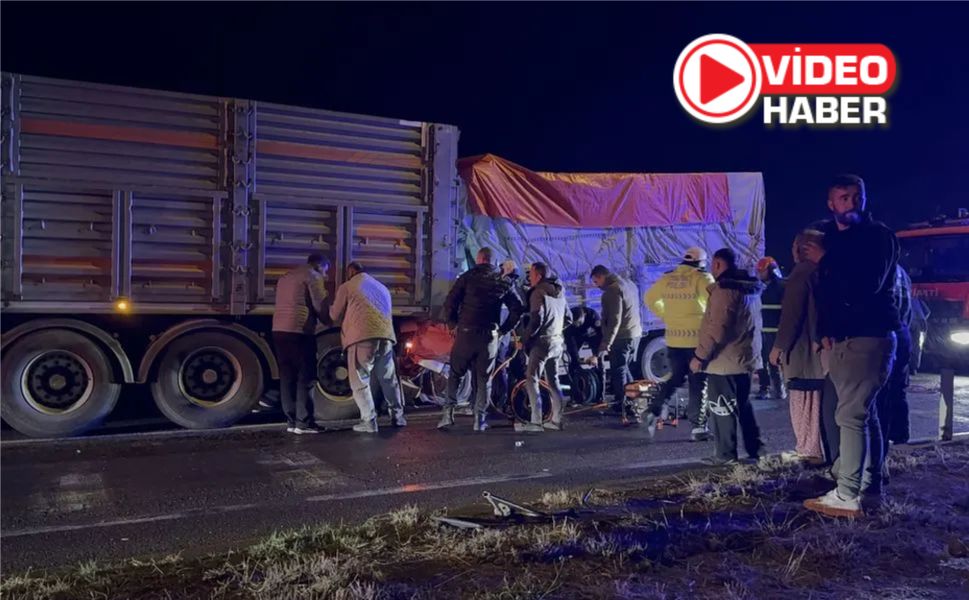 Niğde'de kamyonet tıra çarptı! Yaralı var