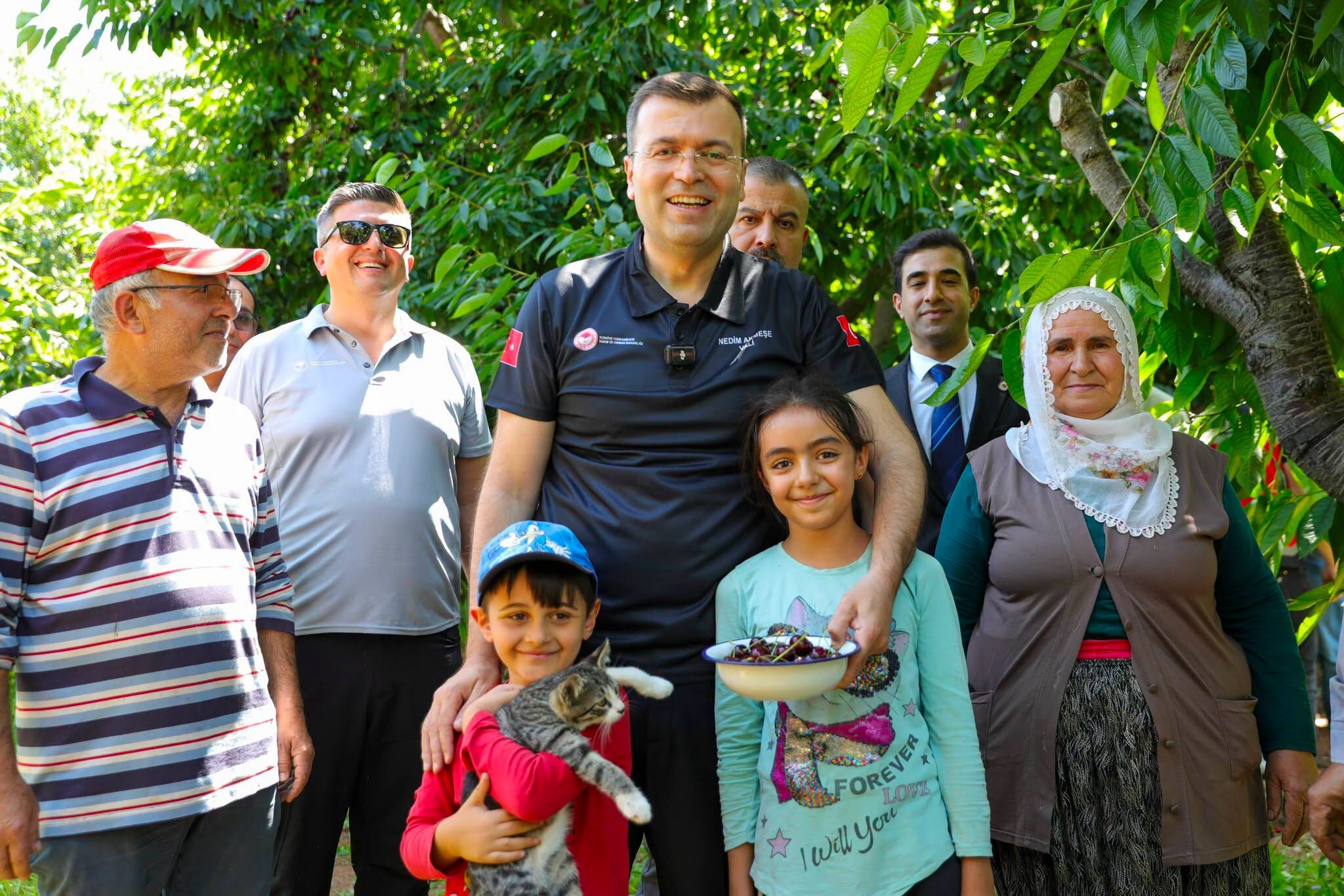 Niğde'de hasat mesaisi: Vali Akmeşe üreticilerle buluştu
