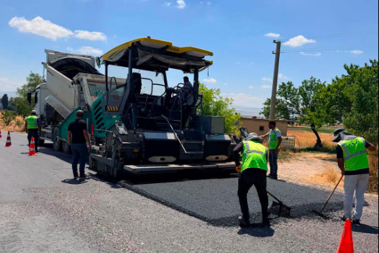 Niğde’de köy ve kasaba yollarında asfalt seferberliği sürüyor