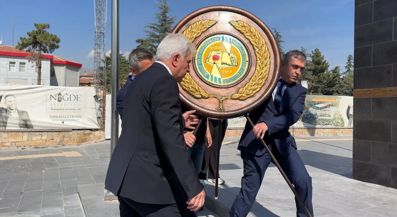Niğde'de ahilik haftası kapsamında çelenk sunuldu