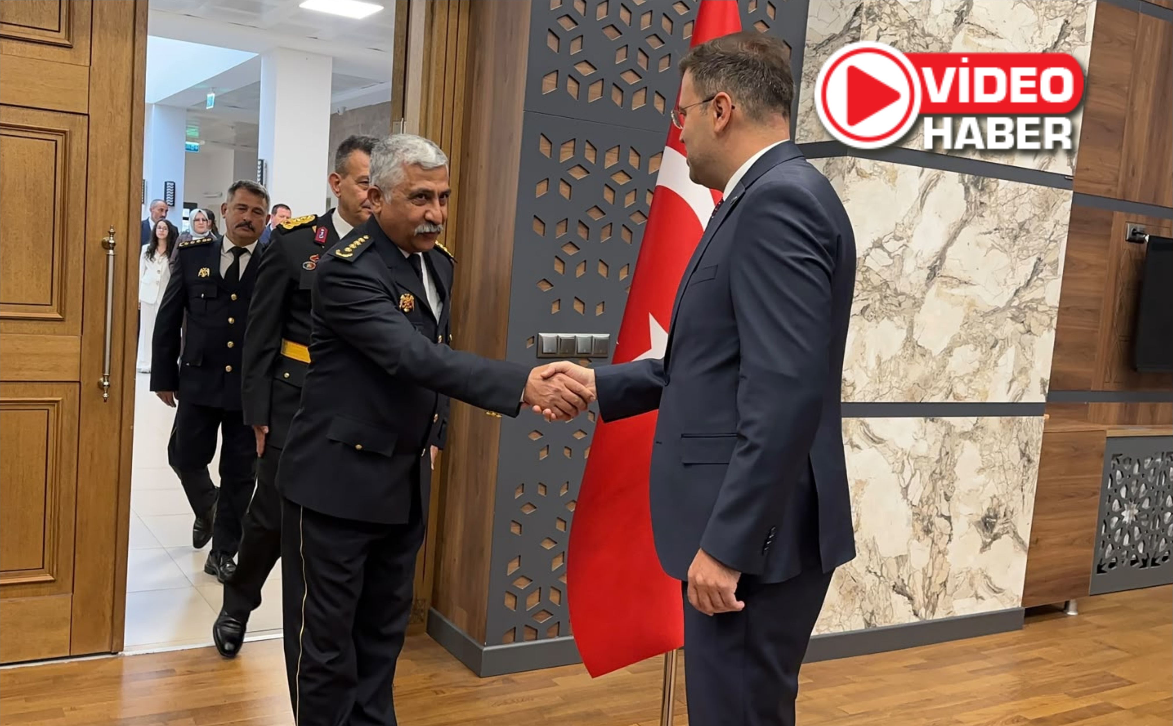Vali Nedim Akmeşe bayram tebriklerini kabul etti