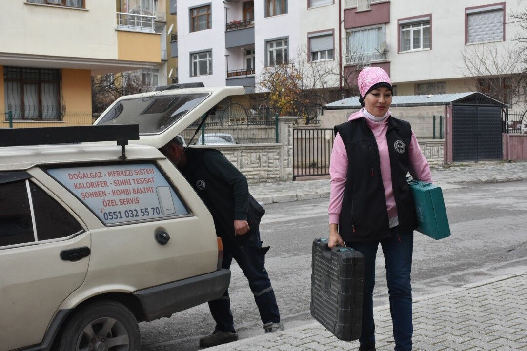 31923AA-20251228-40097431-40097428-FATMAGUL_USTA_SATIS_PERSONELI_OLARAK_BASLADIGI_SIHHI_TESISATCILIKTA_ADINDAN_SOZ_ETTIRIYOR.jpg