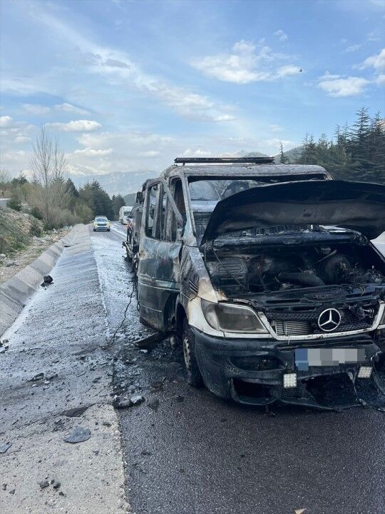 7667AA-20260417-41129631-41129627-ADANADA_CEKICIDE_CIKAN_VE_UZERINDEKI_2_ARACA_SICRAYAN_YANGIN_SONDURDU.jpg