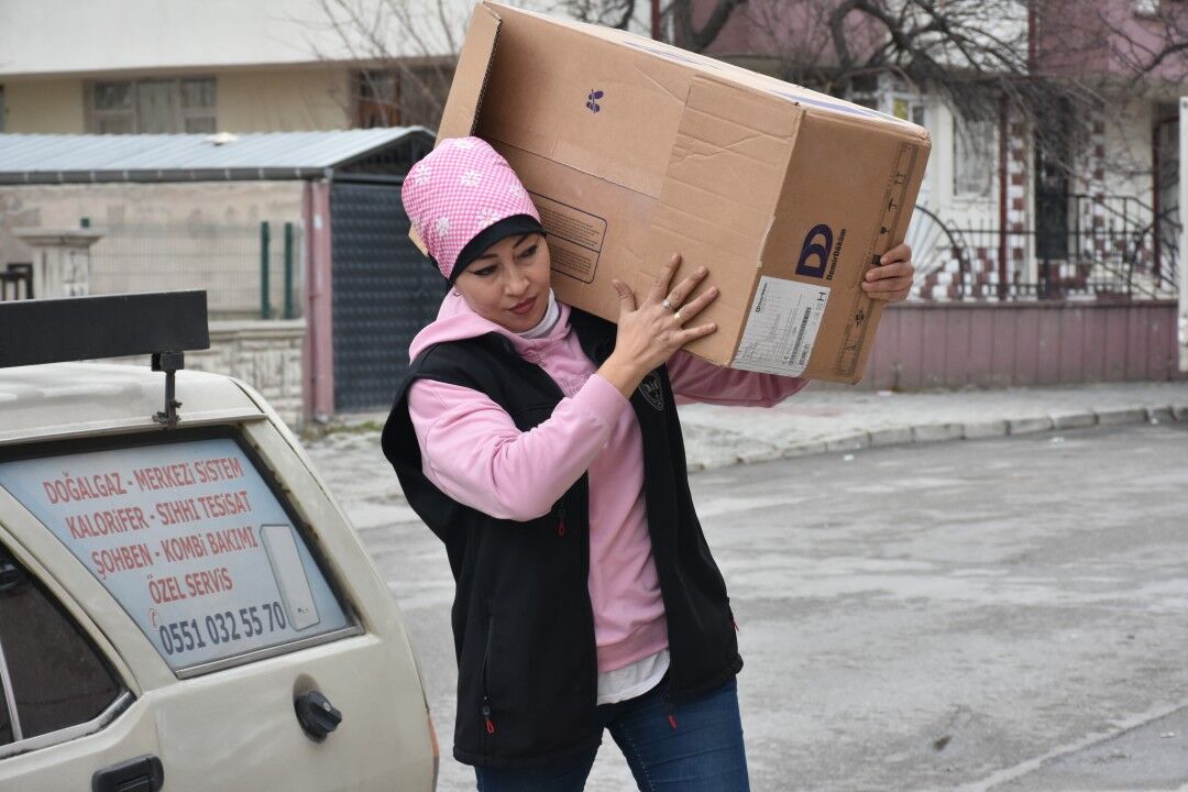 9342AA-20251228-40097431-40097429-FATMAGUL_USTA_SATIS_PERSONELI_OLARAK_BASLADIGI_SIHHI_TESISATCILIKTA_ADINDAN_SOZ_ETTIRIYOR.jpg